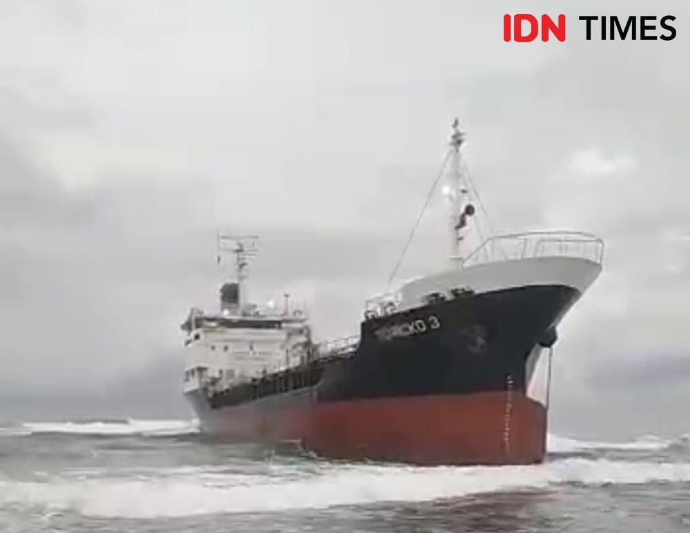 Kapal Tanker Edricko 3 Tujuan Cilacap Kandas di Pantai Pameungpeuk Garut