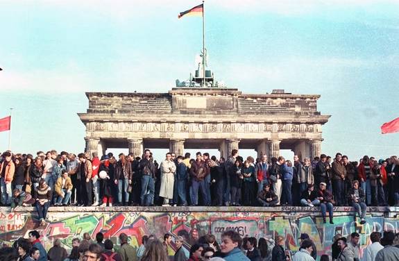 Keruntuhan tembok Berlin (theatlantic.com/David Brauchli)