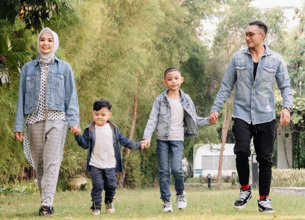 Jarang Disorot, 10 Potret Terkini Keluarga Soraya Larasati, Kompak!