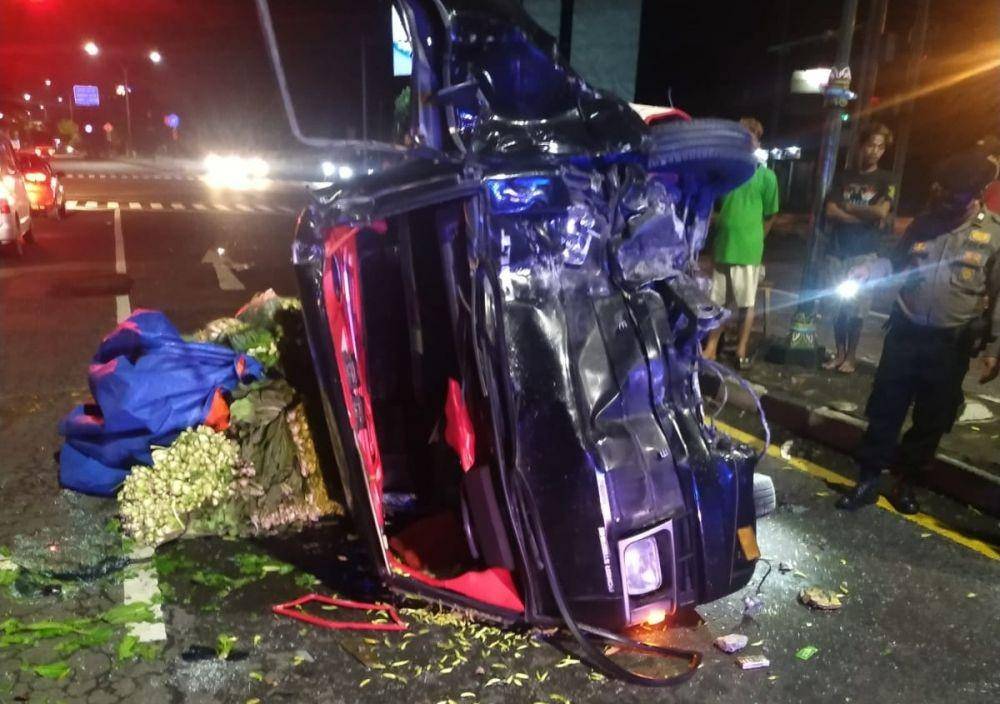 Pikap L300 yang mengalami kecelakaan di simpang empat Condongcatur Depok, Sleman pada Rabu (9/3/2022) dini hari. (Dok. Polsek Depok Timur)