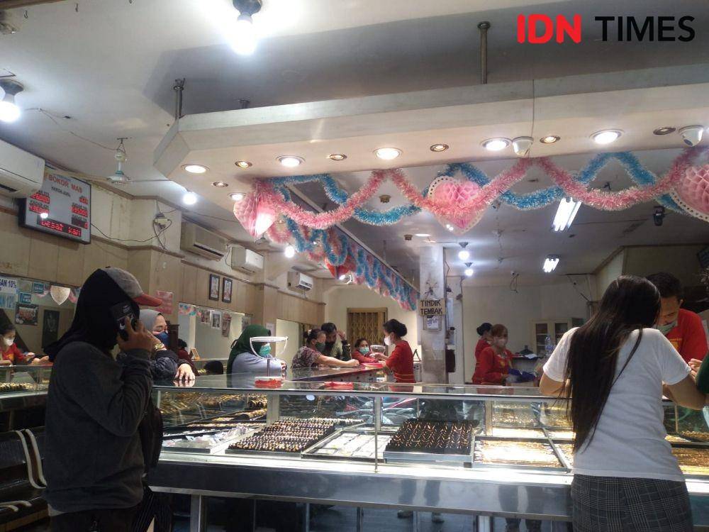 Suasana toko emas Bokor Mas di Jalan Tambak Rejo Surabaya, Rabu (3/9/2022). (IDN Times/Khusnul Hasana).