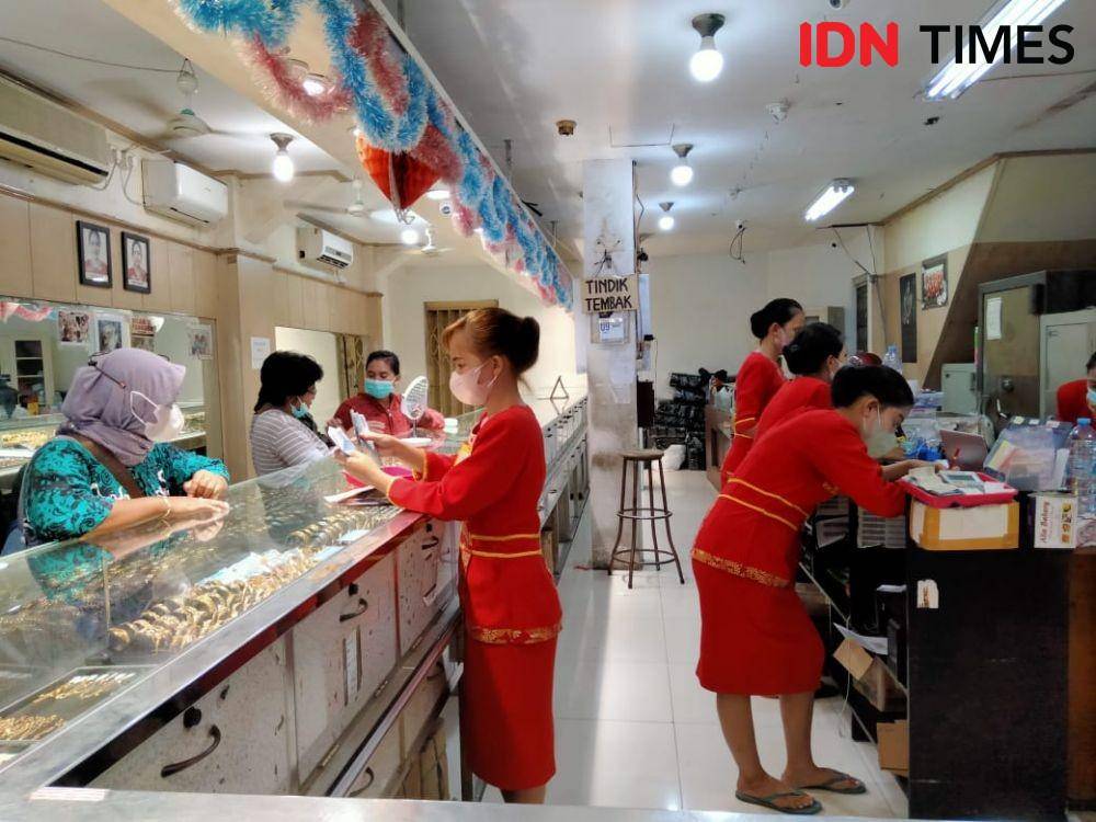 Suasana toko emas Bokor Mas di Jalan Tambak Rejo Surabaya, Rabu (3/9/2022). (IDN Times/Khusnul Hasana).