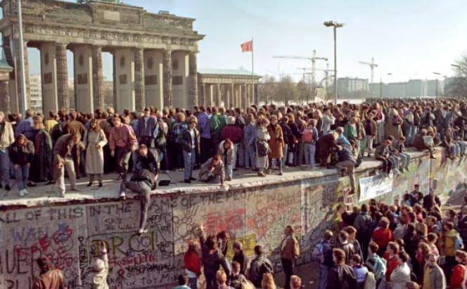 keruntuhan tembok Berlin (theguardian.com/Andree Kaiser)
