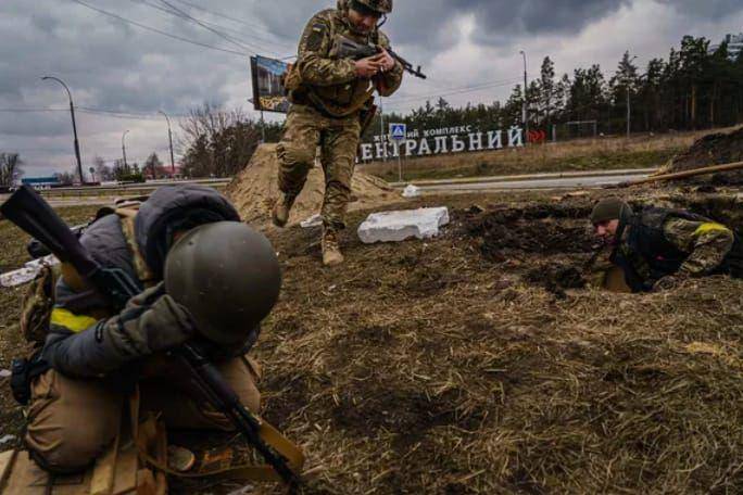 Tentara Ukraina bersiap hadapi serangan militer Rusia. (vanityfair.com/Marcus Yam)