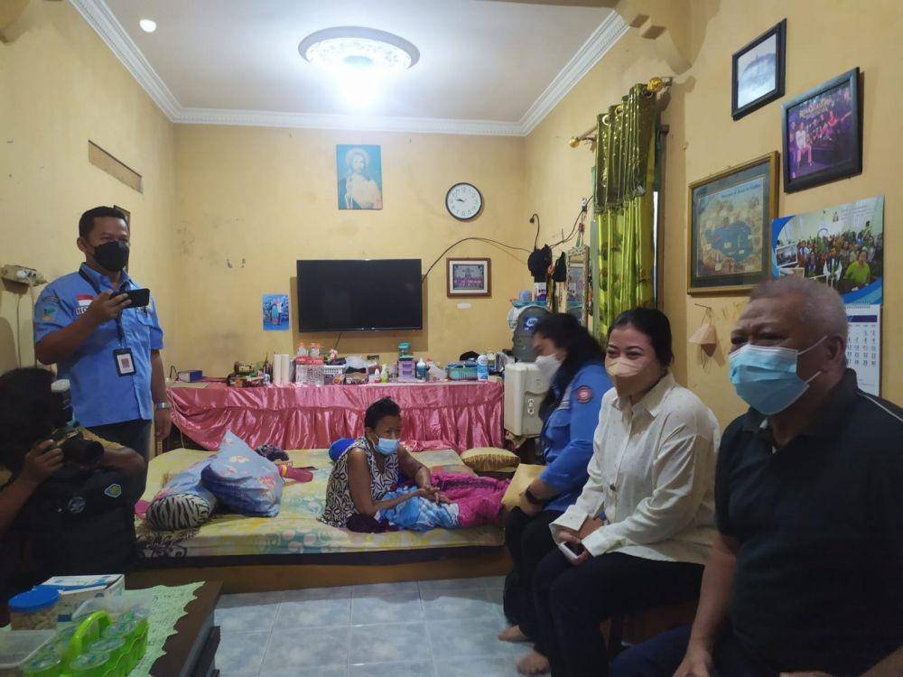 Menteri Sosial Tri Rismaharini mengunjungi para kerusuhan di Cafe Double O Sorong, Provinsi Papua Barat. (dok. Kemensos)