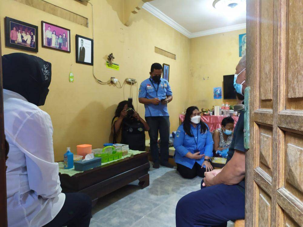Menteri Sosial Tri Rismaharini mengunjungi para kerusuhan di Cafe Double O Sorong, Provinsi Papua Barat. (dok. Kemensos)