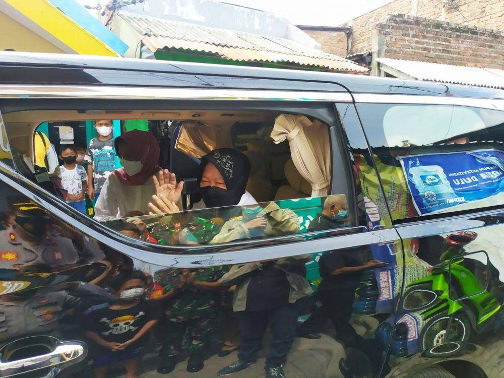 Menteri Sosial Tri Rismaharini mengunjungi para kerusuhan di Cafe Double O Sorong, Provinsi Papua Barat. (dok. Kemensos)