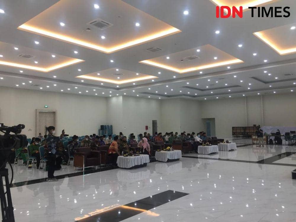 Rektor UIN Raden Intan Lampung, Prof Wan Jamaluddin membeberkan fakta anyar melanjutkan jenjang pendidikan ke PTKIN menunjukkan penurunan. (IDN Times/Tama Yudha Wiguna)