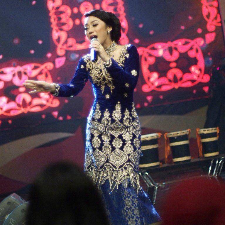 Inspirasi kebaya warna navy blue (instagram.com/kikijuliar)