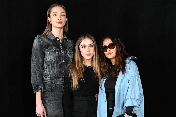 9 Potret Putri Sambung Salma Hayek, Curi Atensi di Paris Fashion Week