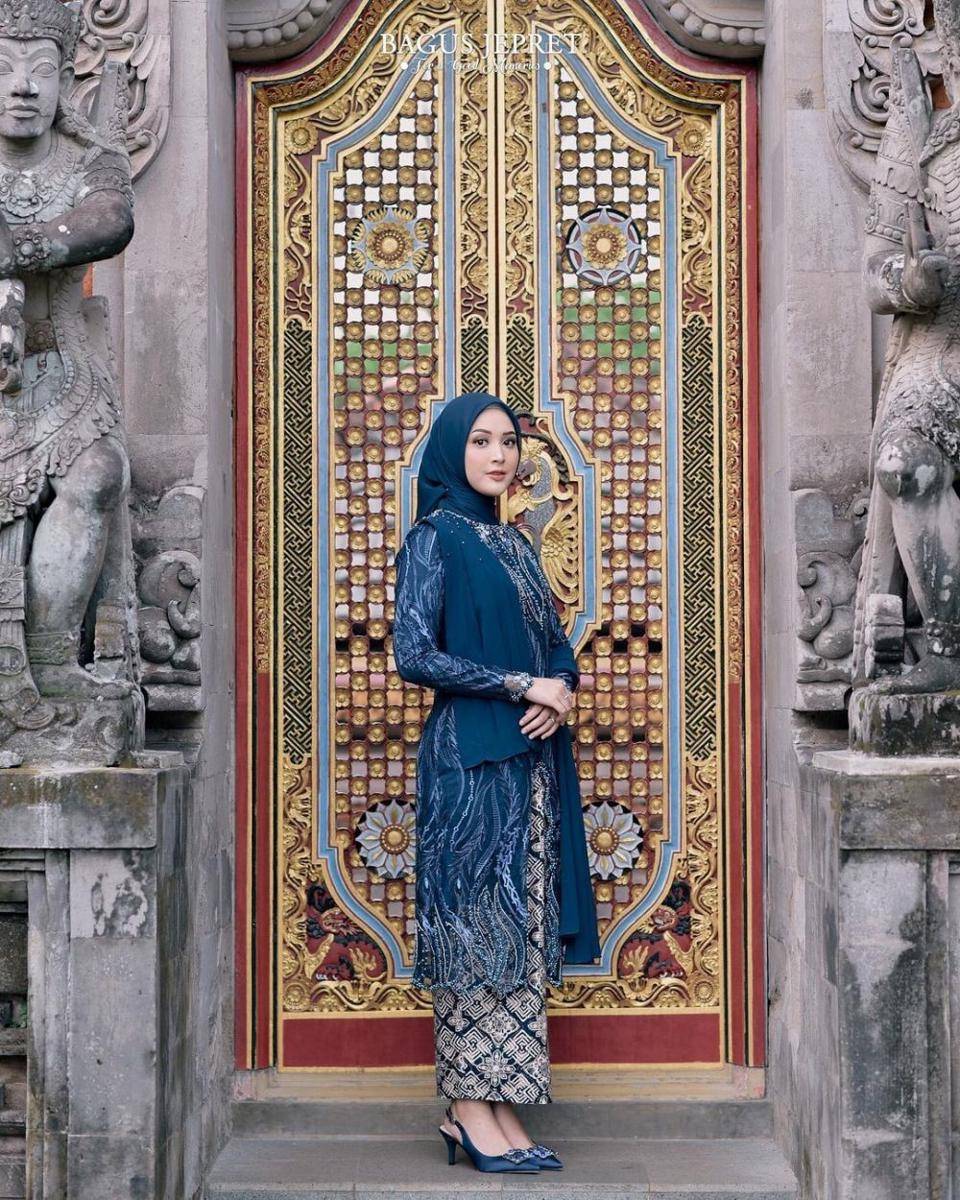 Inspirasi kebaya warna navy blue (@bagusjepret via instagram.com/delmiraprabu)