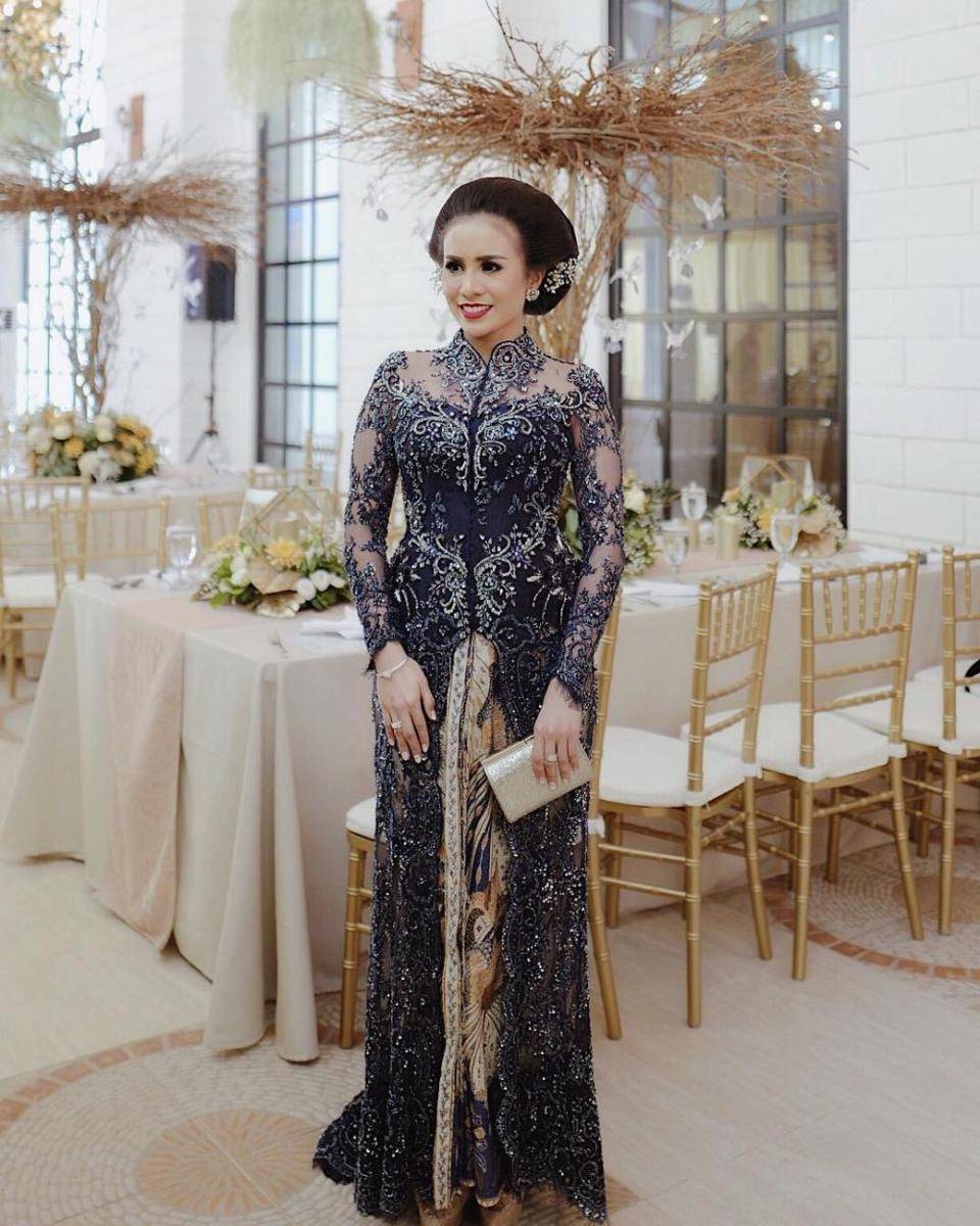 Inspirasi kebaya warna navy blue (@rikky_xstudio via instagram.com/therealmomogeisha)