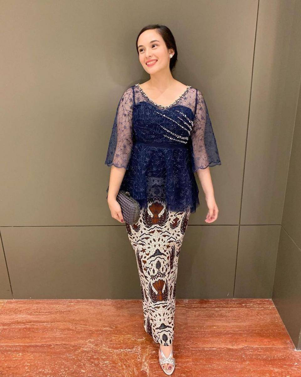 Inspirasi kebaya warna navy blue (instagram.com/chelseaislan)