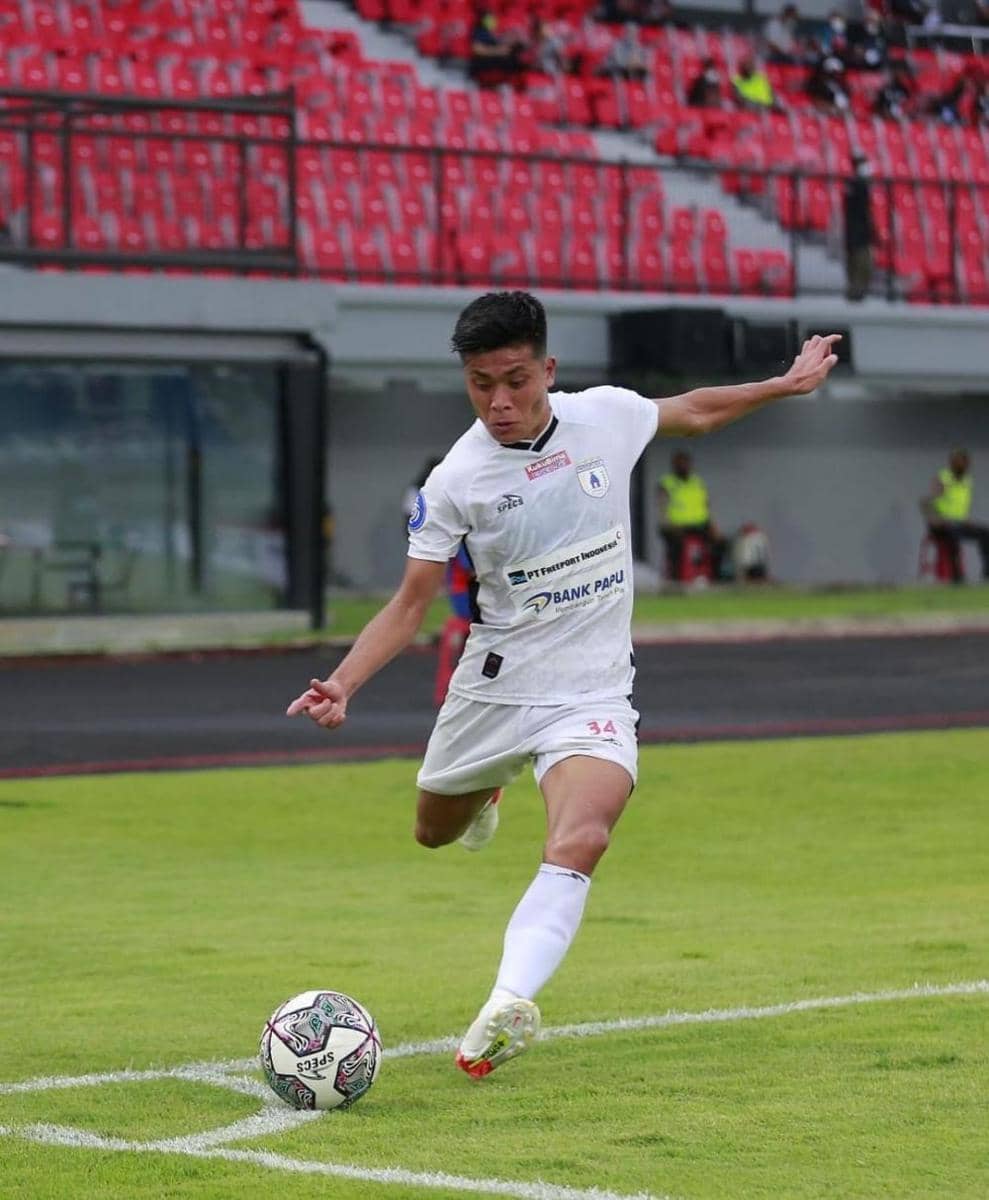 Gelandang Persipura Takuya Matsunaga sedang beraksi dalam laga pekan ke-19 BRI Liga 1 2021/22 kontra Persija Jakarta di Stadion Kapten I Wayan Dipta Gianyar, 11 Januari 2022. (Instagram.com/taki_ya_matsunaga)
