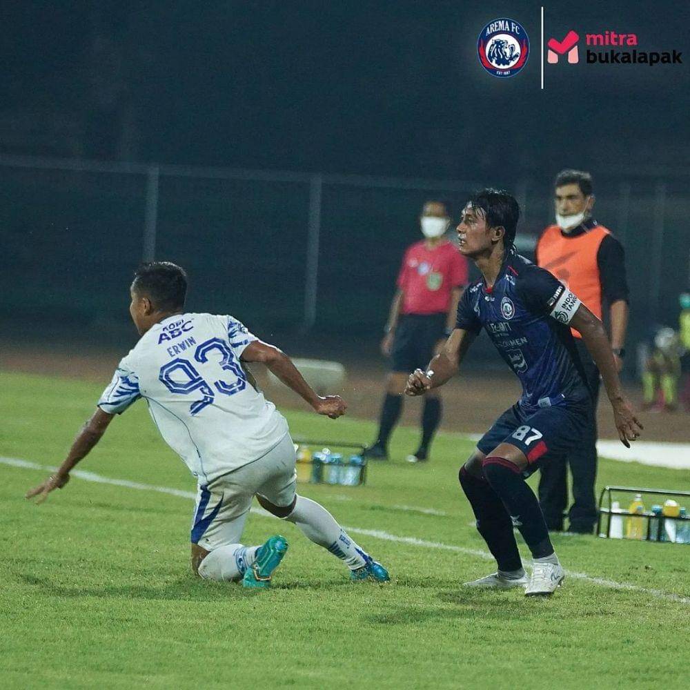 Kapten Arema FC, Johan Ahmat Farizie saat berhadapan dengan Persib Bandung. Instagram/aremafcofficial