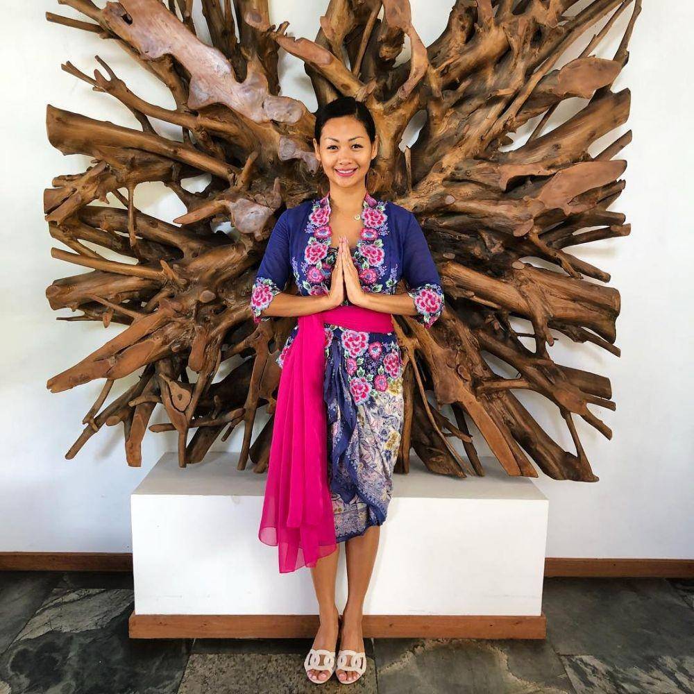 Inspirasi kebaya warna navy blue (instagram.com/indahkalalo)