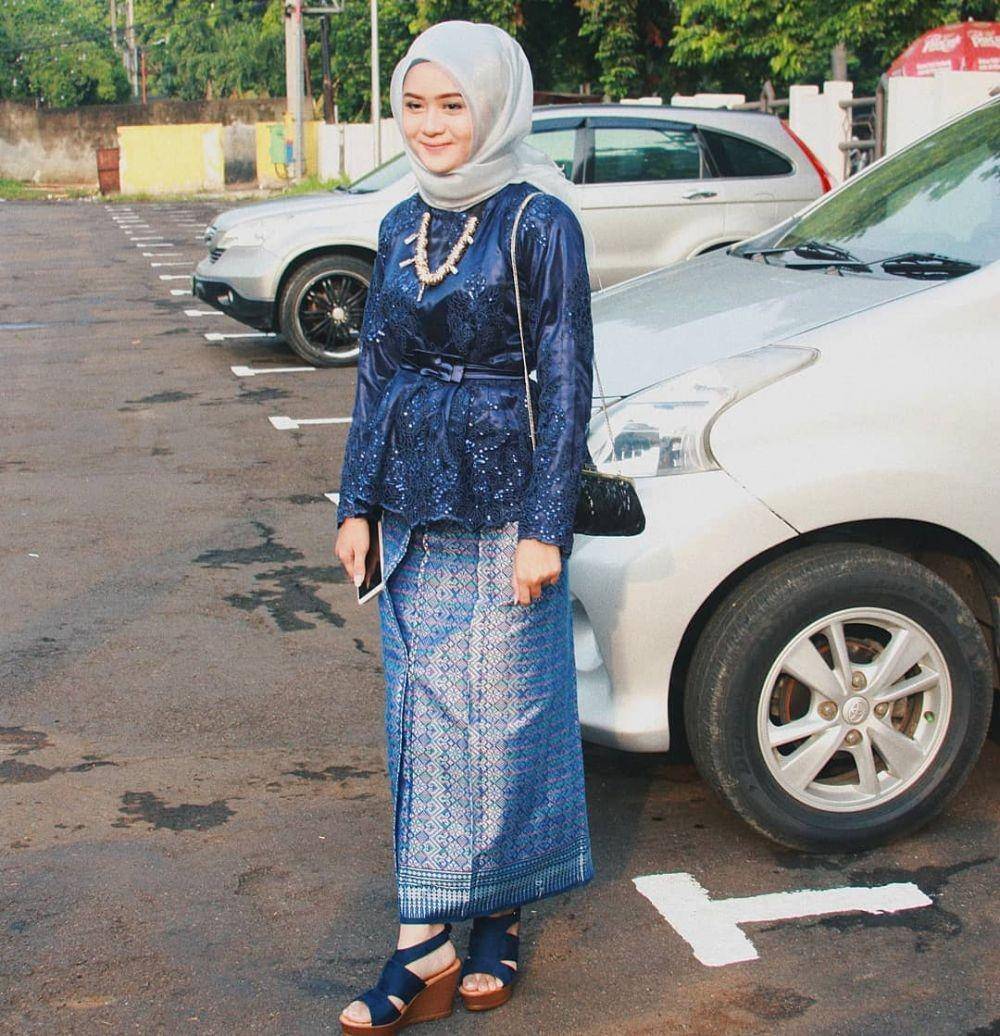 Inspirasi kebaya warna navy blue (instagram.com/alifhiafitri)