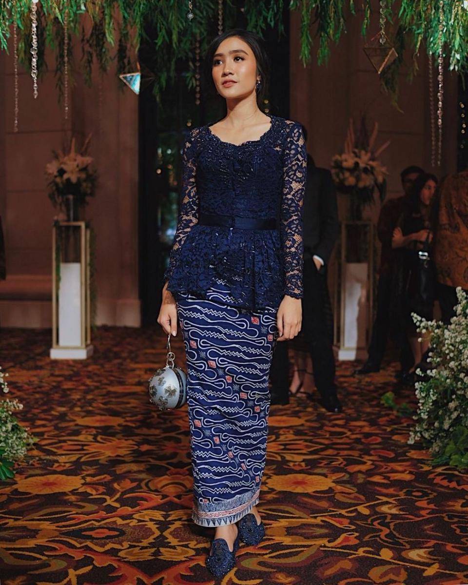 Inspirasi kebaya warna navy blue (instagram.com/febbyrastanty)