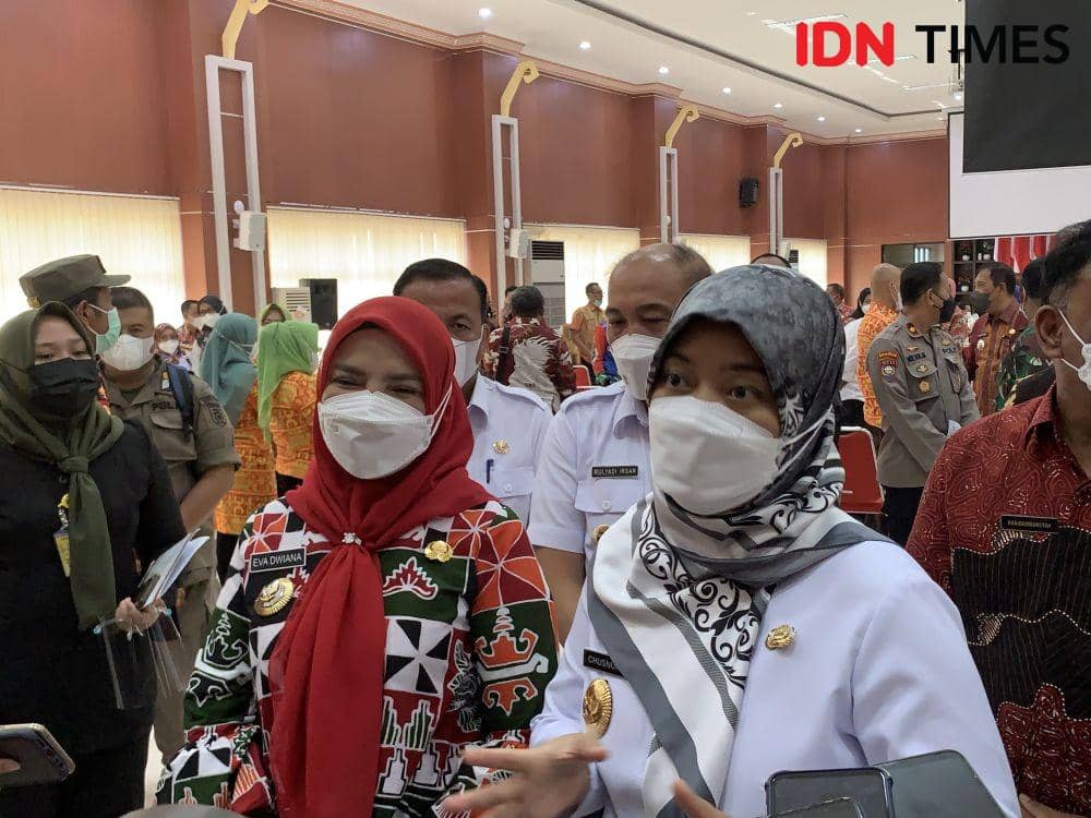 Wali Kota Bandar Lampung, Eva Dwiana (kiri) dan Wakil Gubernur Lampung, Chusnunia Chalim (kanan). (IDN Times/Rohmah Mustaurida).