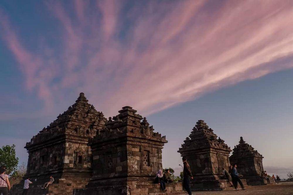 Ilustrasi candi di lokasi tertinggi di Indonesia (instagram.com/munzirsalikin)