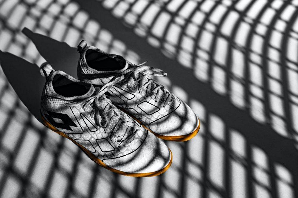 Ilustrasi sepatu futsal (unsplash.com/Braden Hopkins)