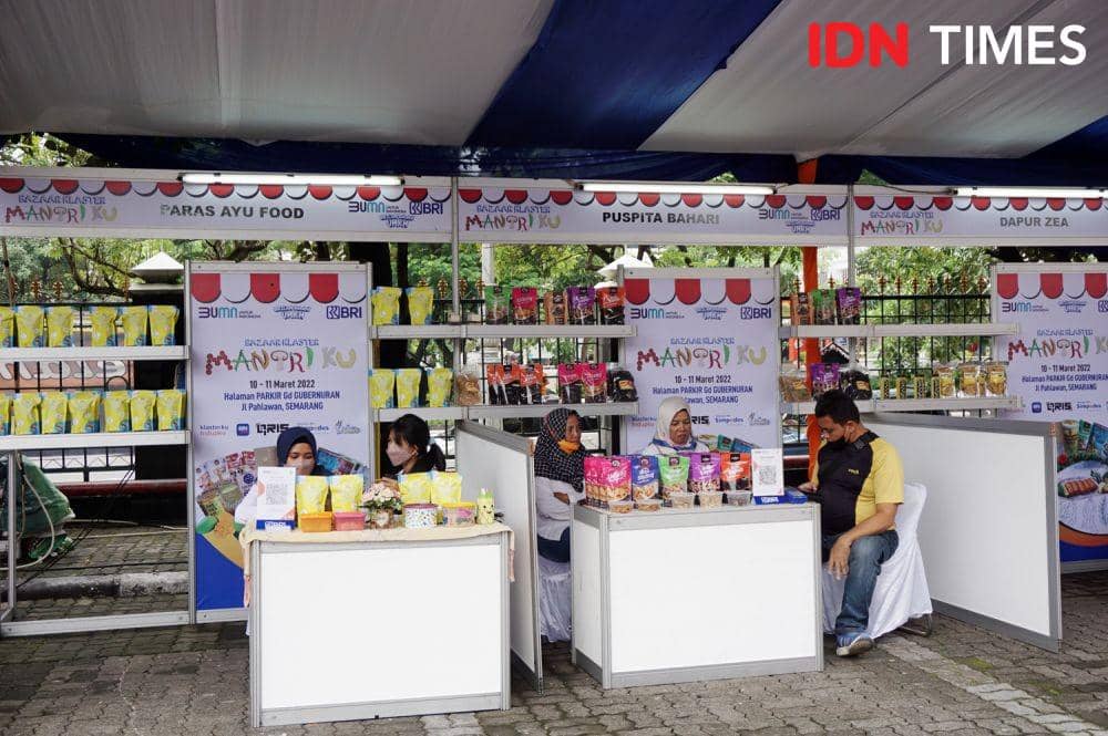 Sejumlah UMKM dari kabupaten dan kota di Jawa Tengah meramaikan Bazaar Klaster Mantriku di Halaman Gedung DPRD Provinsi Jawa Tengah, Kamis (10/3/2022). (IDN Times/Anggun Puspitoningrum)