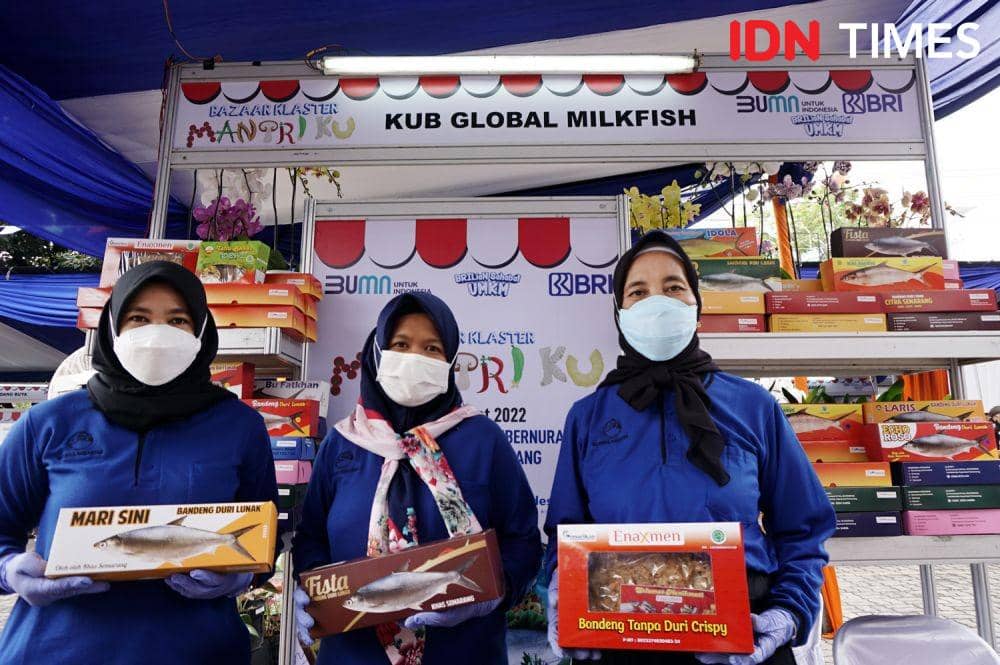 Klaster BRI Incubator, KUB Global Milkfish meramaikan di Bazaar Klaster Mantriku di Halaman Gedung DPRD Provinsi Jawa Tengah, Kamis (10/3/2022). (IDN Times/Anggun Puspitoningrum)