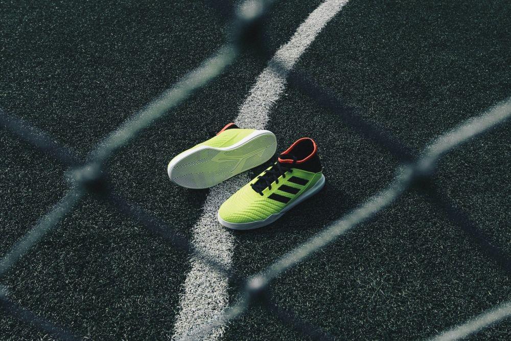 16 Sepatu Futsal Termahal, Ada Merek Italia!