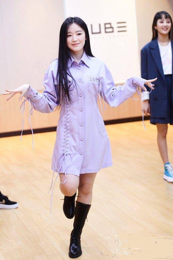 outfit girly Shuhua (G)I-DLE (twitter.com/Karinaa00480465)
