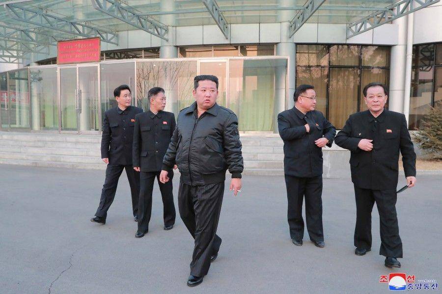 Pemimpin Korea Utara Kim Jong Un melakukan kunjungan ke National Aerospace Development Administration (NADA) pada Kamis (10/3/22) (KCNA via Twitter/@Korea_Friend_UK)