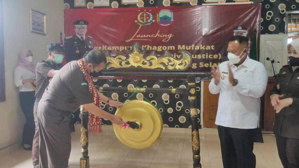 Kejaksaan Tinggi (Kejati) Lampung meresmikan Kampung Restorative Justice 'Khagom Mufakat' Kejaksaan Negeri (Kejari) Lampung Selatan di Balai Desa Hajimena. (IDN Times/Istimewa)