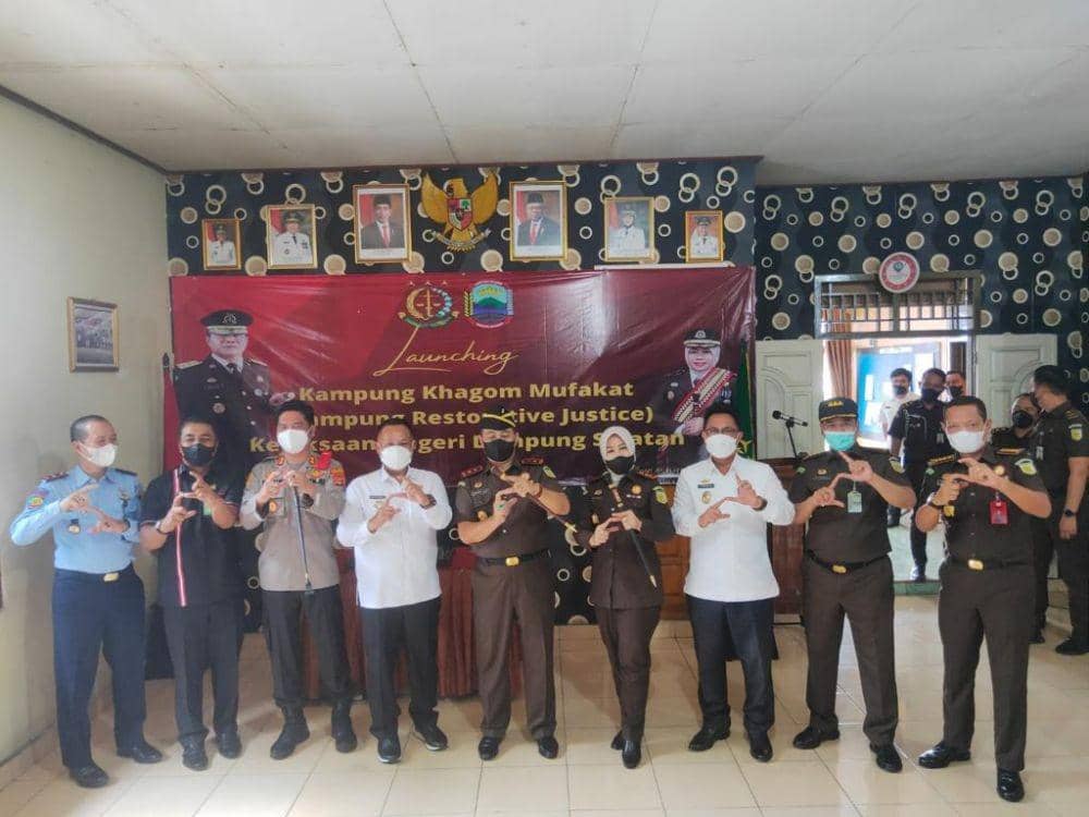 Kejaksaan Tinggi (Kejati) Lampung meresmikan Kampung Restorative Justice 'Khagom Mufakat' Kejaksaan Negeri (Kejari) Lampung Selatan di Balai Desa Hajimena. (IDN Times/Istimewa)
