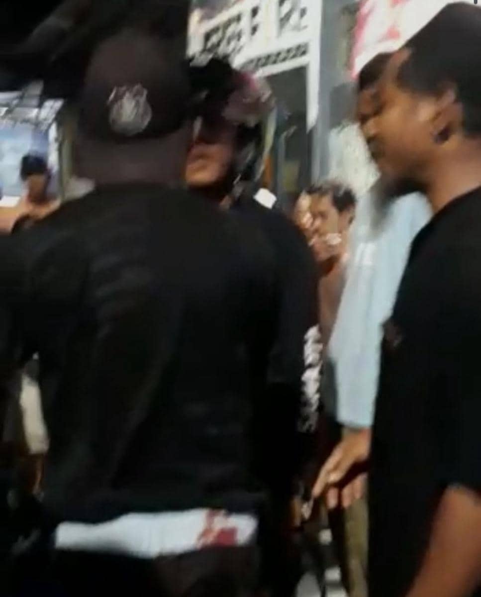 Tangkapan layar rekaman video polisi tembak warga di Makassar. (Screenshot)