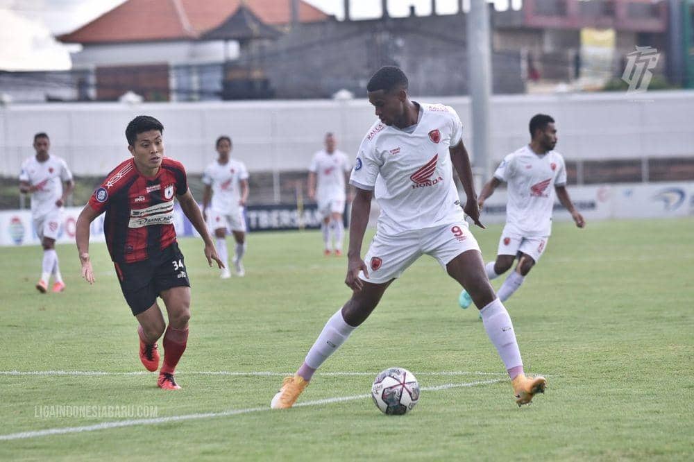 Striker PSM Makassar Golgol Mebrahtu (kanan) berusaha mengecoh gelandang Persipura Jayapura Takuya Matsunaga (kiri) dalam laga pekan ke-30 BRI Liga 1 2021/22 yang berlangsung di Stadion Kompyang Sujana Denpasar, Kamis 10 Februari 2022. (Dok. PT. Liga Indonesia Baru)