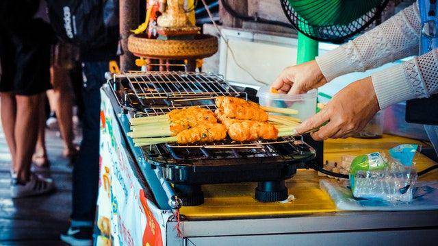 ilustrasi memanggang sate (pexels.com/Streetwindy)
