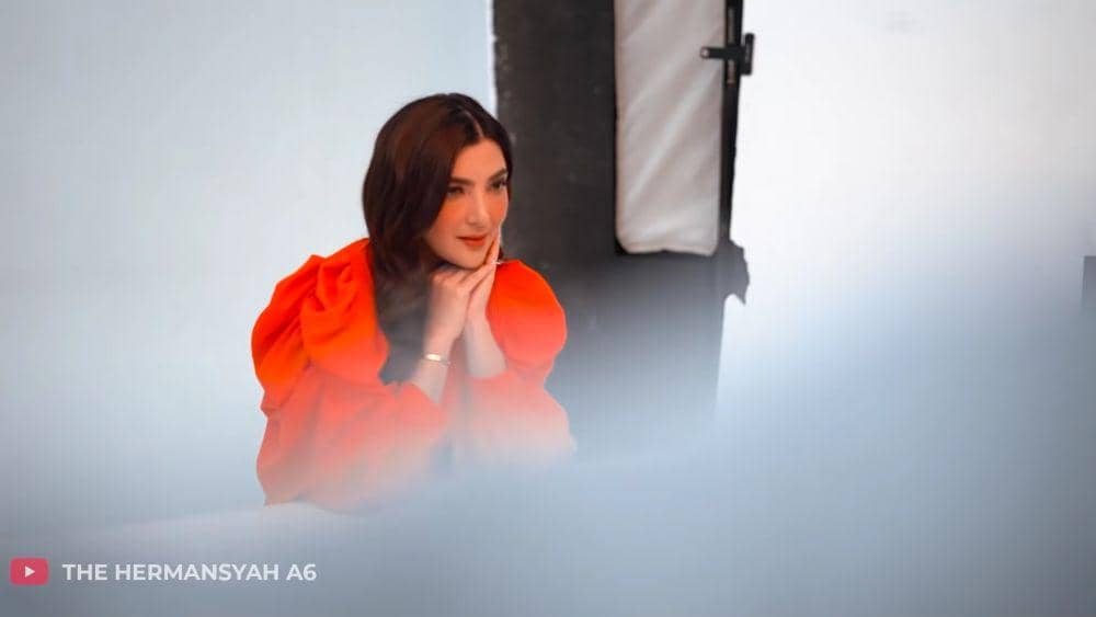 potret Ashanty menjalani pemotretan untuk iklan (dok. youtube.com/TheHermansyahA6)