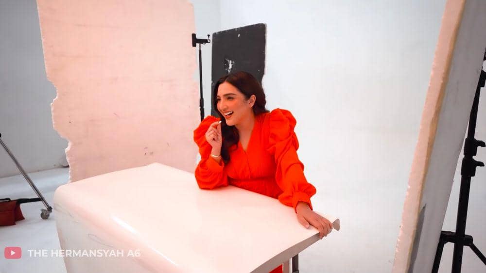 potret Ashanty menjalani pemotretan untuk iklan (dok. youtube.com/TheHermansyahA6)