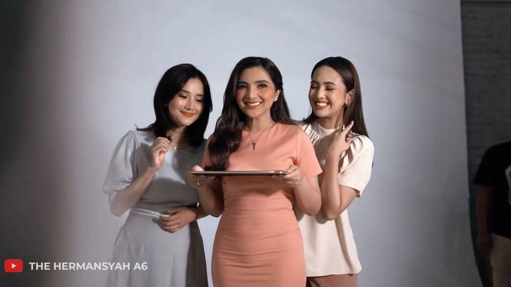 potret Ashanty menjalani pemotretan untuk iklan (dok. youtube.com/TheHermansyahA6)