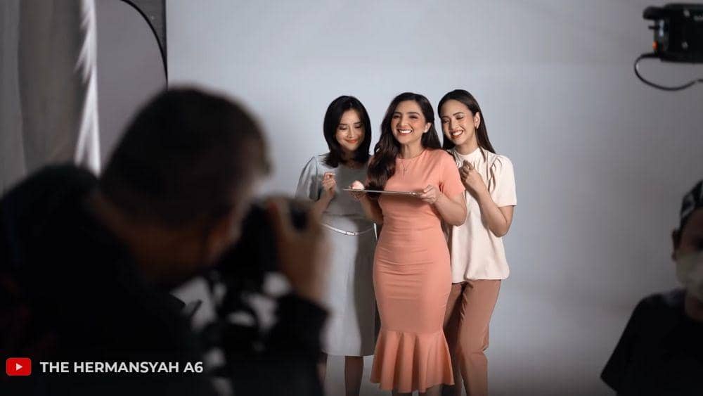 potret Ashanty menjalani pemotretan untuk iklan (dok. youtube.com/TheHermansyahA6)