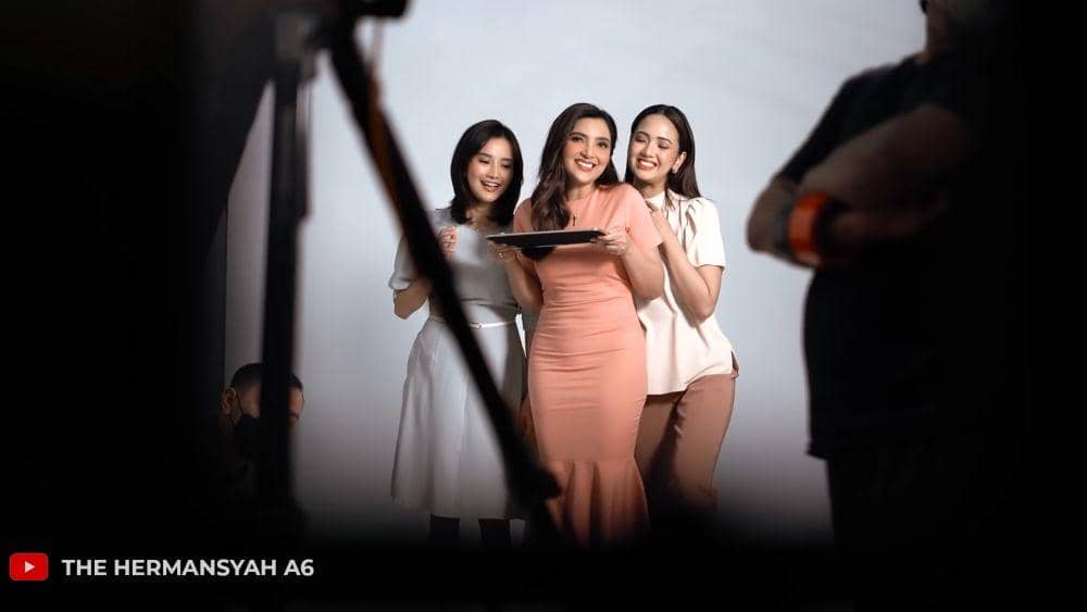 potret Ashanty menjalani pemotretan untuk iklan (dok. youtube.com/TheHermansyahA6)