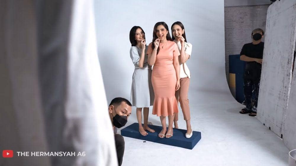 potret Ashanty menjalani pemotretan untuk iklan (dok. youtube.com/TheHermansyahA6)