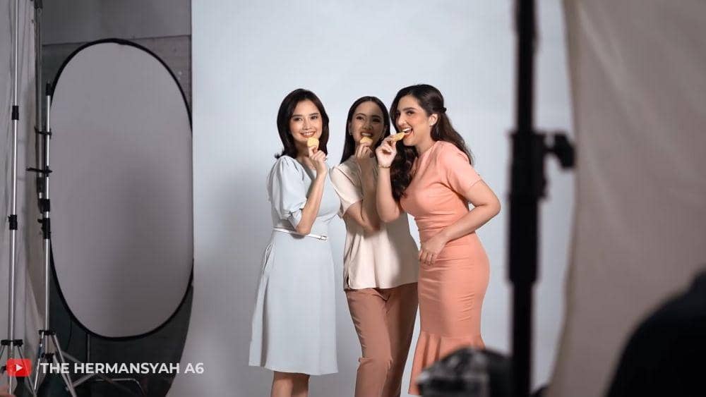 potret Ashanty menjalani pemotretan untuk iklan (dok. youtube.com/TheHermansyahA6)