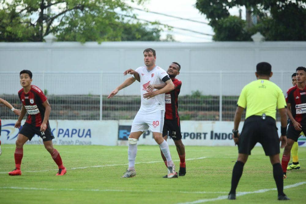 Gelandang PSM Makassar Wiljan Pluim (kiri) dikawal ketat oleh bek Persipura Jayapura Israel Wamiau (kanan) dalam laga pekan ke-30 BRI Liga 1 2021/22 di Stadion Kompyang Sujana Denpasar, Kamis 10 Maret 2022. (Dok. MO PSM Makassar)