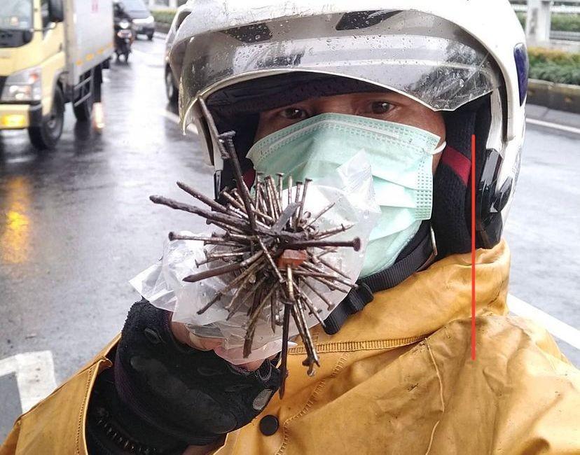 Waspada Ranjau Paku di Jalan, Siapa Penebarnya?