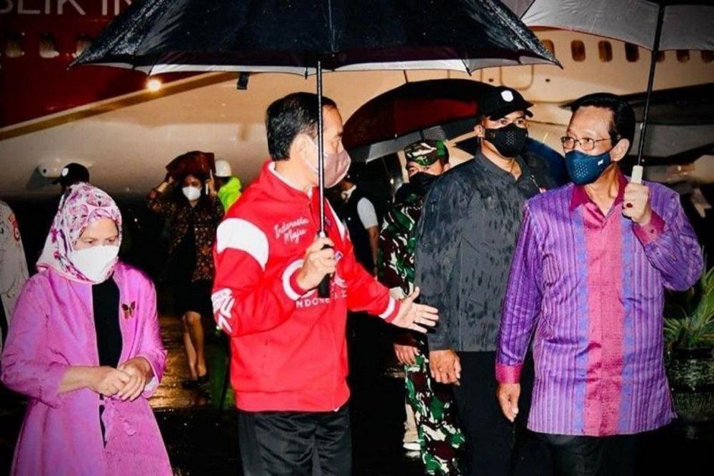 Di Tengah Guyuran Hujan, Sri Sultan HB X Jemput Presiden Jokowi