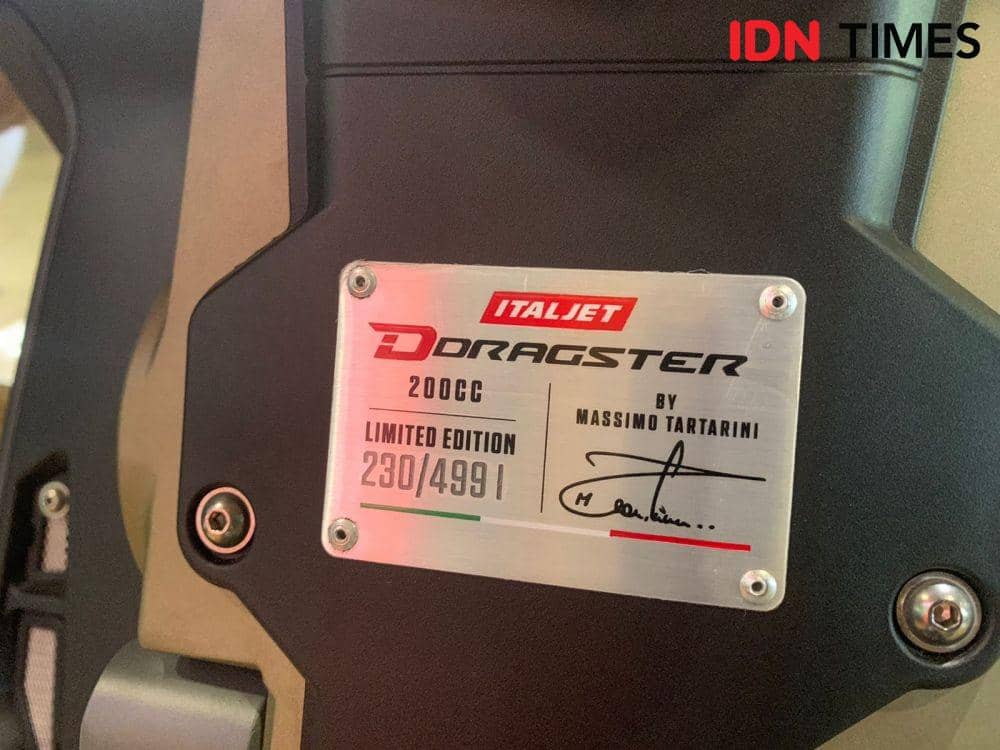 Emblem limited edition Italjet Dragster (IDN Times/Fadhliansyah)