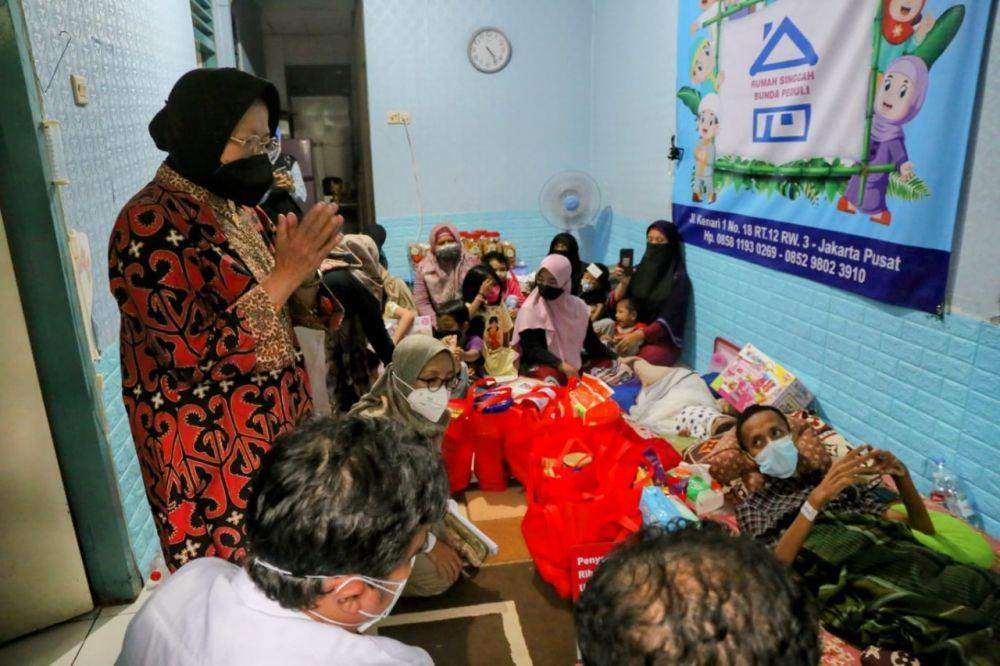 Risma Salurkan Donasi untuk Anak Penderita Kanker di Jakarta
