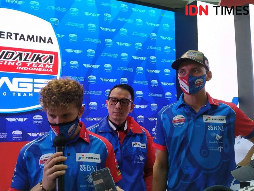 Dua pembalap Pertamina Mandalika SAG Team, Bo Bendsneyder dan Gabriel Rodrigo. (IDN Times/Sandy Firdaus)