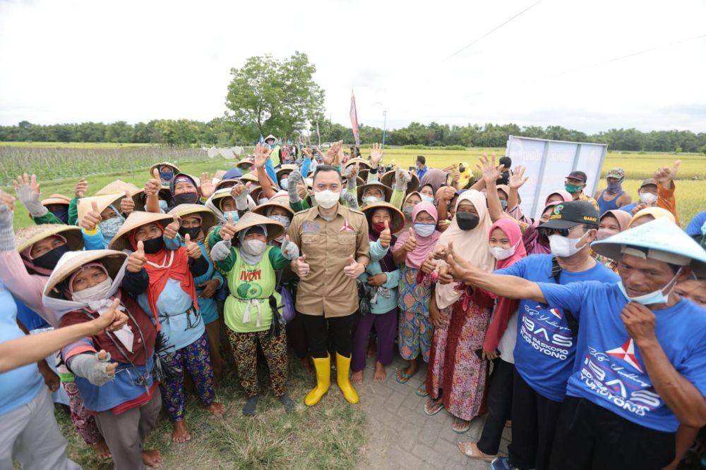 Turun Temui Petani di Magetan, Ibas Bagi-bagi Alat Pertanian