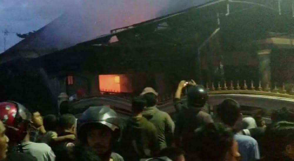 Rumah Eks Bupati Lampung Tengah, Mustafa berada di Jalan Danau Ranau, Surabaya, Kedaton, Kota Bandar Lampung terbakar. (IDN Times/Istimewa)